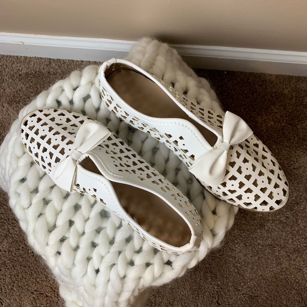 White Bow-Accent Geometric Cutout Loafer/flat/slip-on